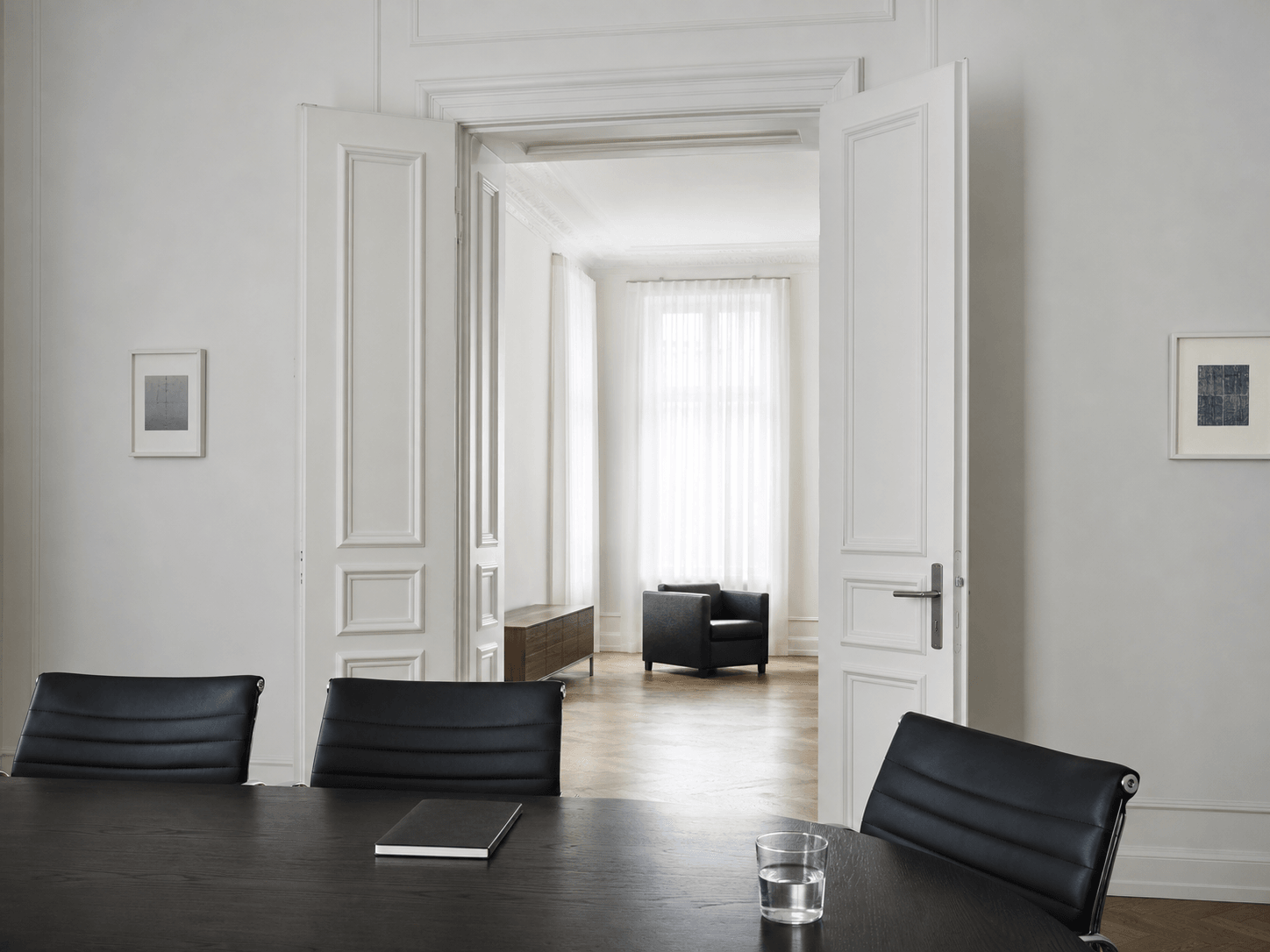 Heller Besprechungsraum der AVAL AG mit einem großen Konferenztisch