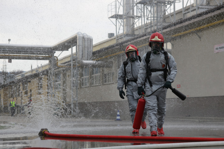 Feuerwehrleute vor Gebäude